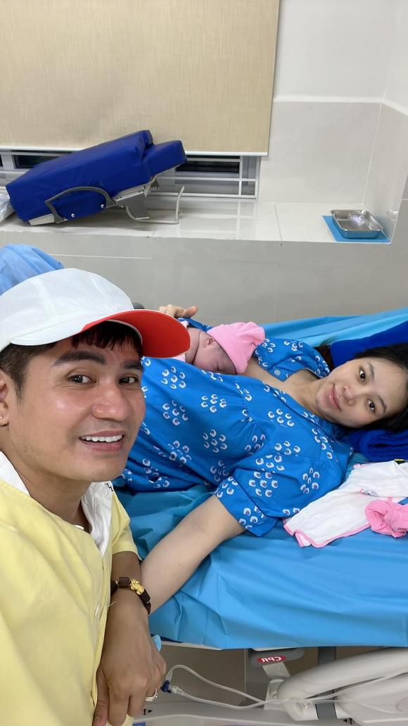 Lương Gia Huy và vợ kém 18 tuổi chào con gái thứ 2 - Ảnh 4