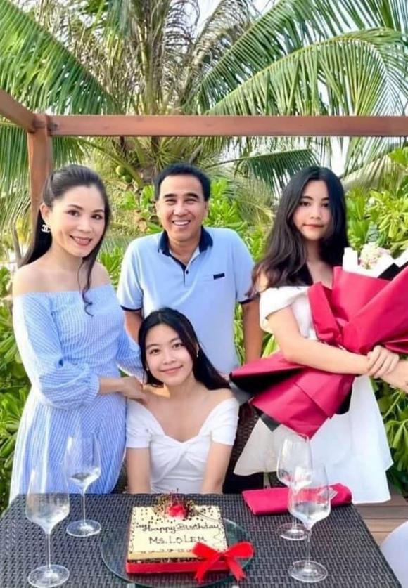 Quyền Linh đi dép tổ ong, xách túi hiệu của vợ, nói 2 từ chứng tỏ sự nuông chiều vợ khó ai bằng - Ảnh 3