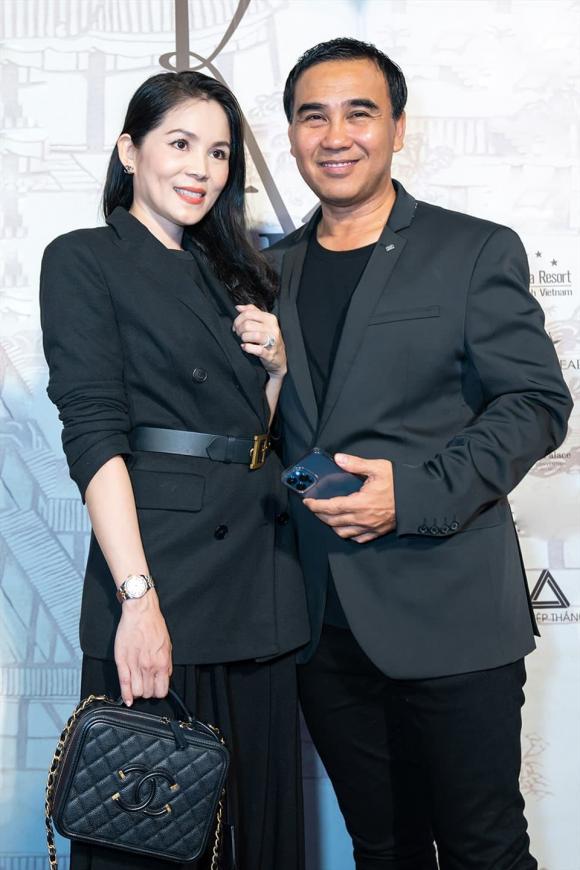 Quyền Linh đi dép tổ ong, xách túi hiệu của vợ, nói 2 từ chứng tỏ sự nuông chiều vợ khó ai bằng - Ảnh 4