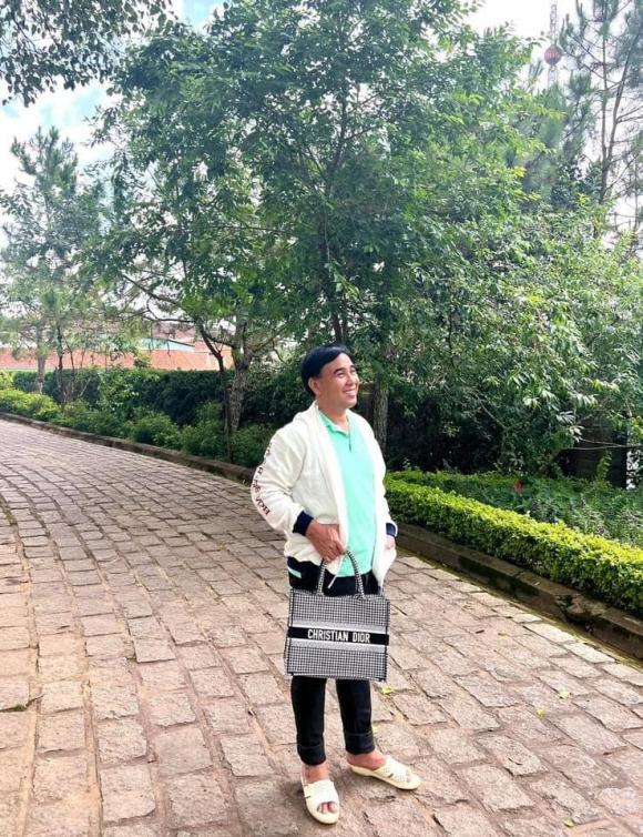 Quyền Linh đi dép tổ ong, xách túi hiệu của vợ, nói 2 từ chứng tỏ sự nuông chiều vợ khó ai bằng - Ảnh 5