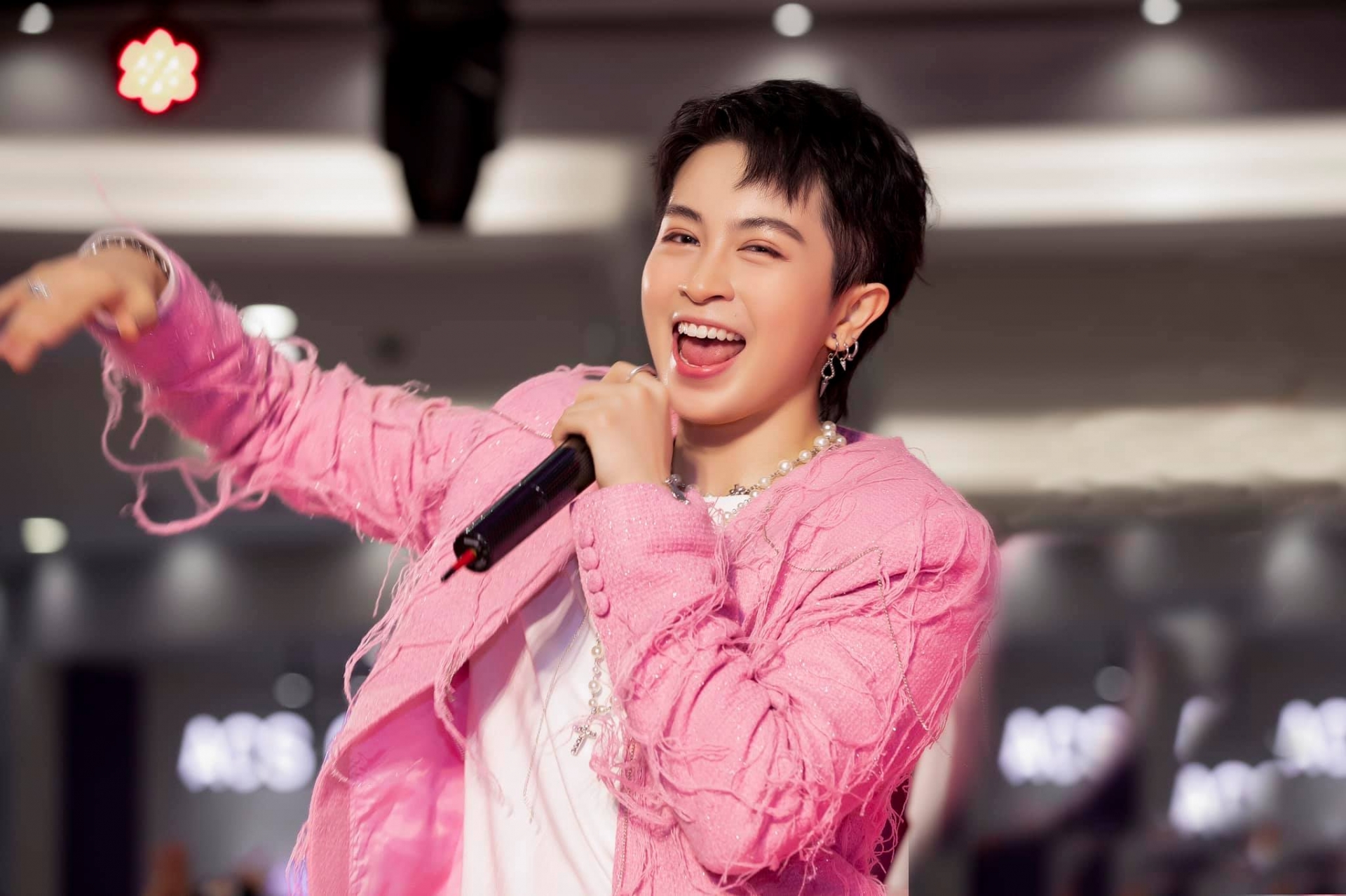 Gil Lê là ai? Nữ ca sĩ tomboy đa tài, tình tin đồn của Hoàng Thùy Linh - Ảnh 4