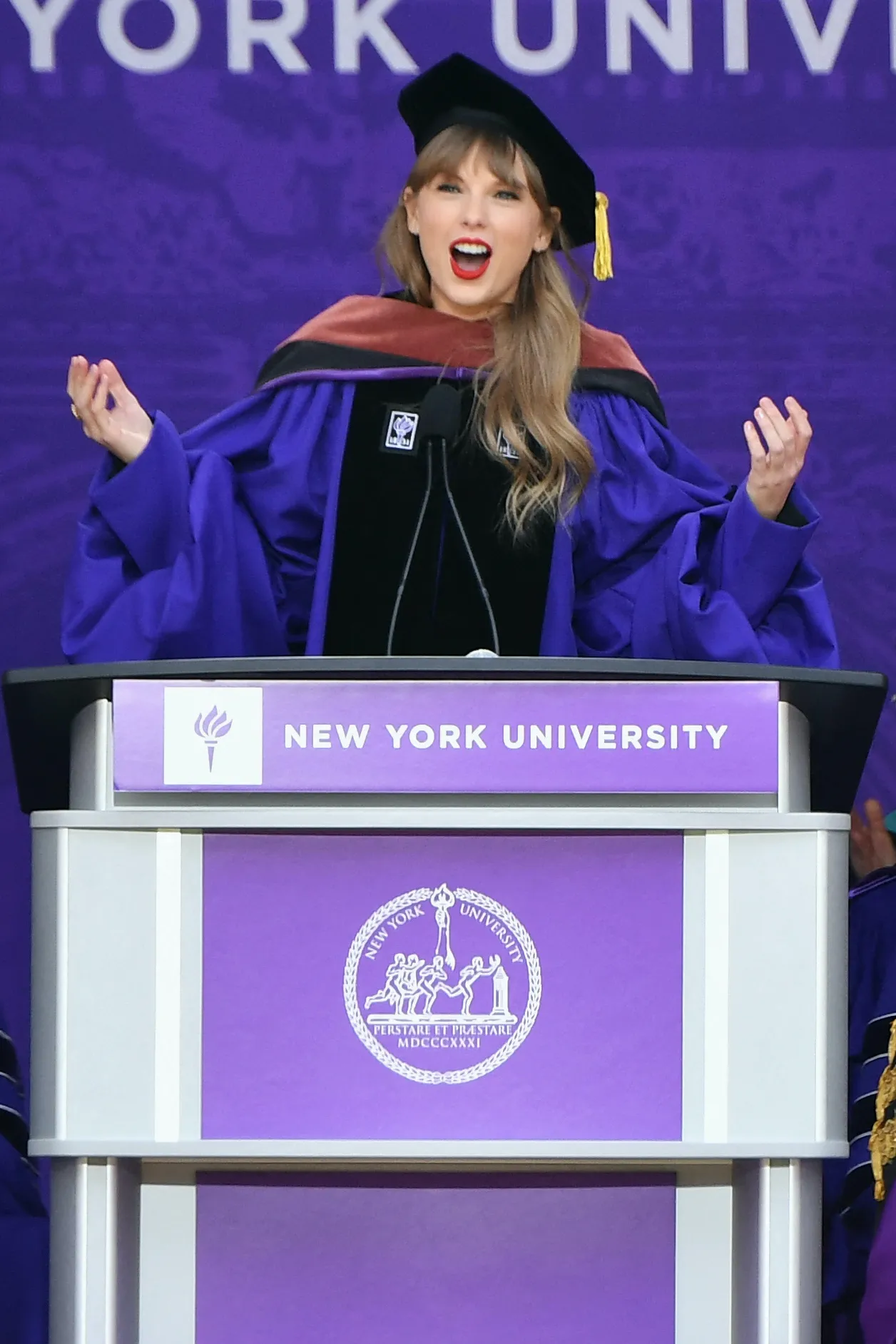 Taylor Swift nhận bằng Tiến sĩ Mỹ thuật từ Đại học New York g- Ảnh 1