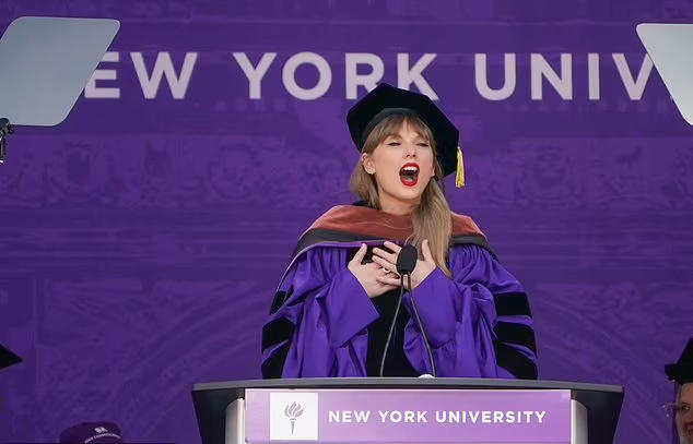 Taylor Swift nhận bằng Tiến sĩ Mỹ thuật từ Đại học New York g- Ảnh 4