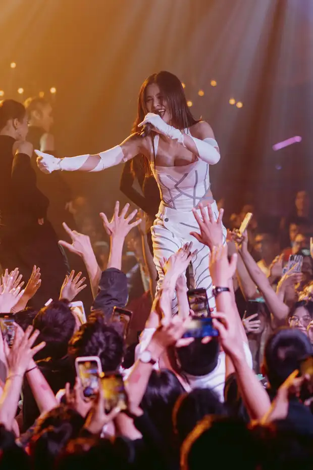 Đông Nhi lần đầu diễn live tại Hà Nội sau ồn ào với fan: 