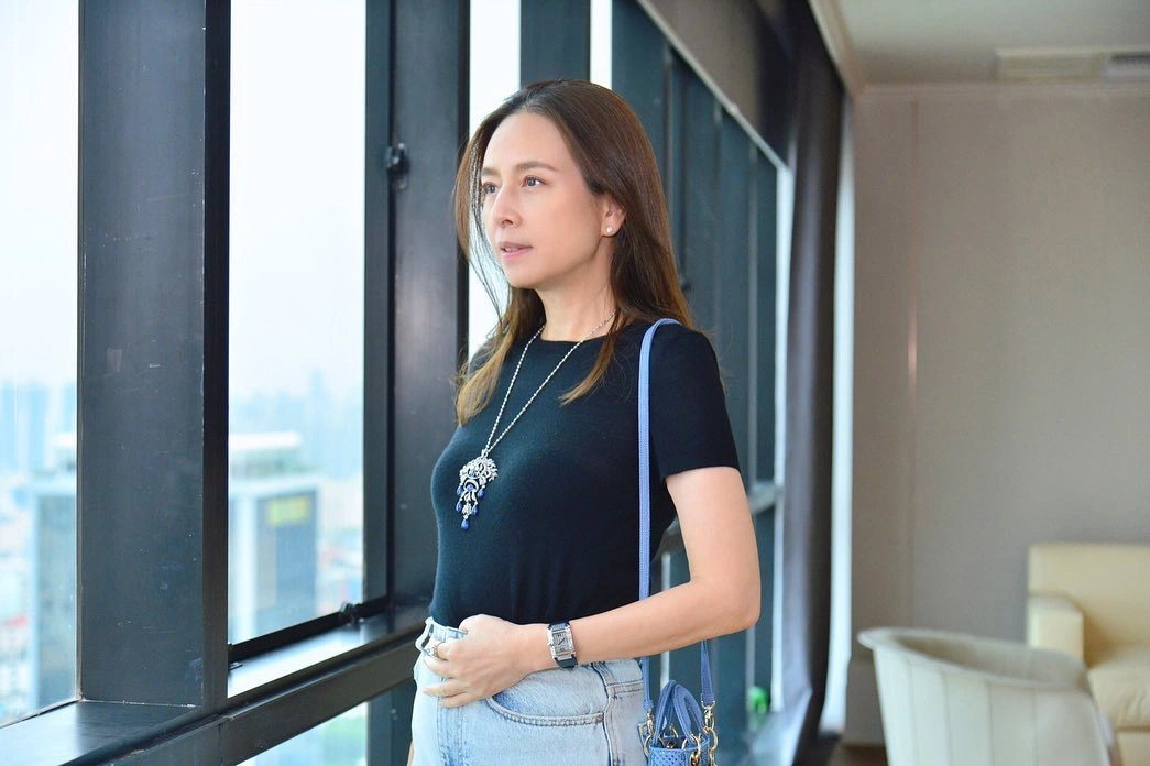 Nữ trưởng đoàn U23 Thái Lan - Madam Pang ngoài đời trẻ trung bất chấp U60 nhờ loạt item 