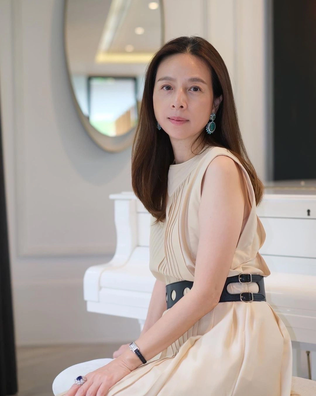 Nữ trưởng đoàn U23 Thái Lan - Madam Pang ngoài đời trẻ trung bất chấp U60 nhờ loạt item 