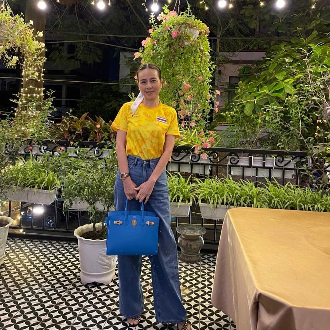 Nữ trưởng đoàn U23 Thái Lan - Madam Pang ngoài đời trẻ trung bất chấp U60 nhờ loạt item 