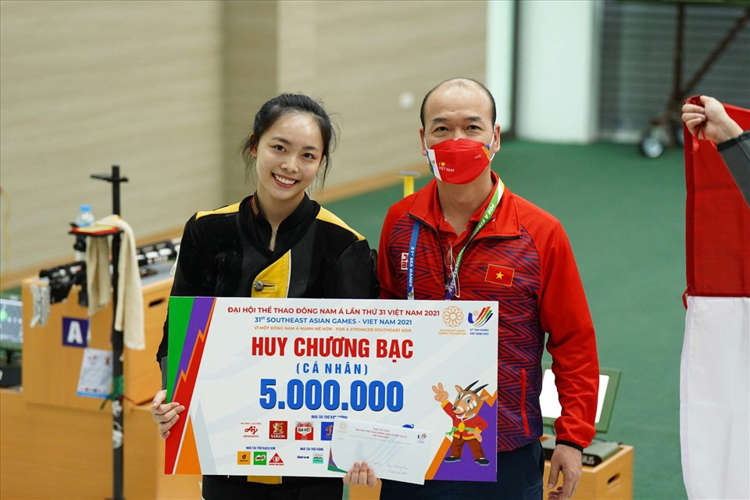 Nữ xạ thủ 18 tuổi giành HCV tại SEA Games 31: Bao ngầu trên trường bắn, ngoài đời xinh như hot girl - Ảnh 6