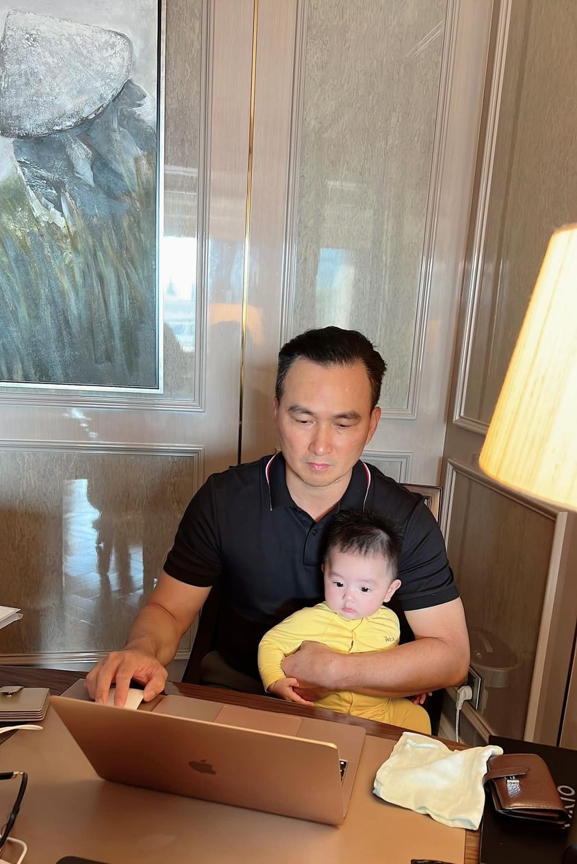 Chi Bảo vừa làm việc vừa ẵm con, nhan sắc quý tử 5 tháng tuổi gây chú ý - Ảnh 2