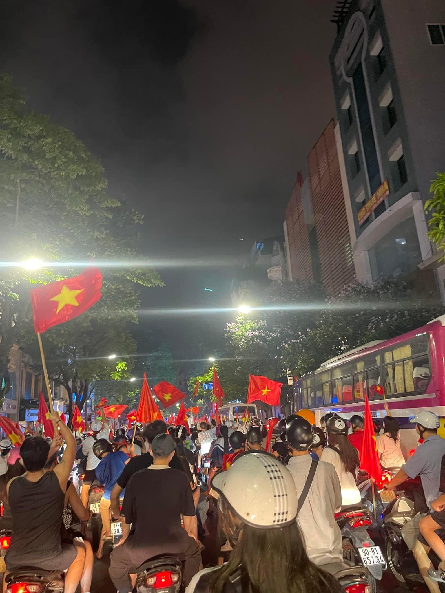 Người dân 3 miền đổ xuống đường ăn mừng chiến thắng kép của Việt Nam tại SEA Games 31 - Ảnh 1