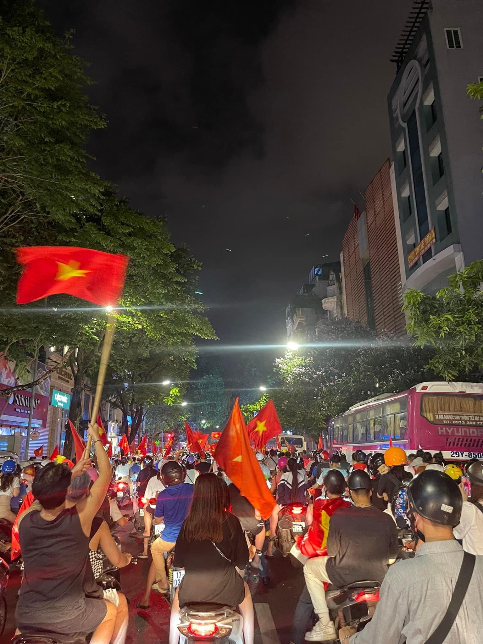 Người dân 3 miền đổ xuống đường ăn mừng chiến thắng kép của Việt Nam tại SEA Games 31 - Ảnh 2