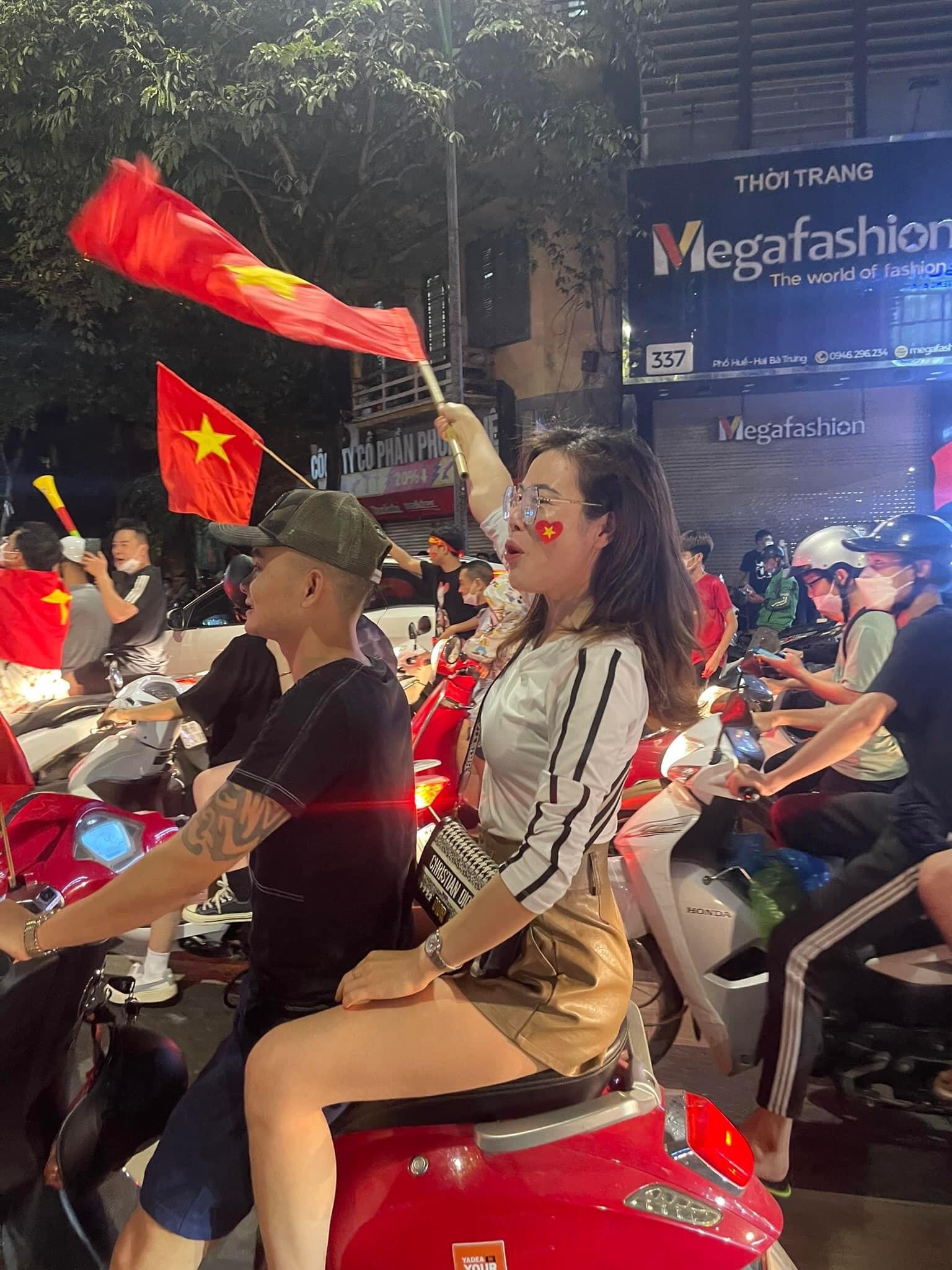 Người dân 3 miền đổ xuống đường ăn mừng chiến thắng kép của Việt Nam tại SEA Games 31 - Ảnh 3