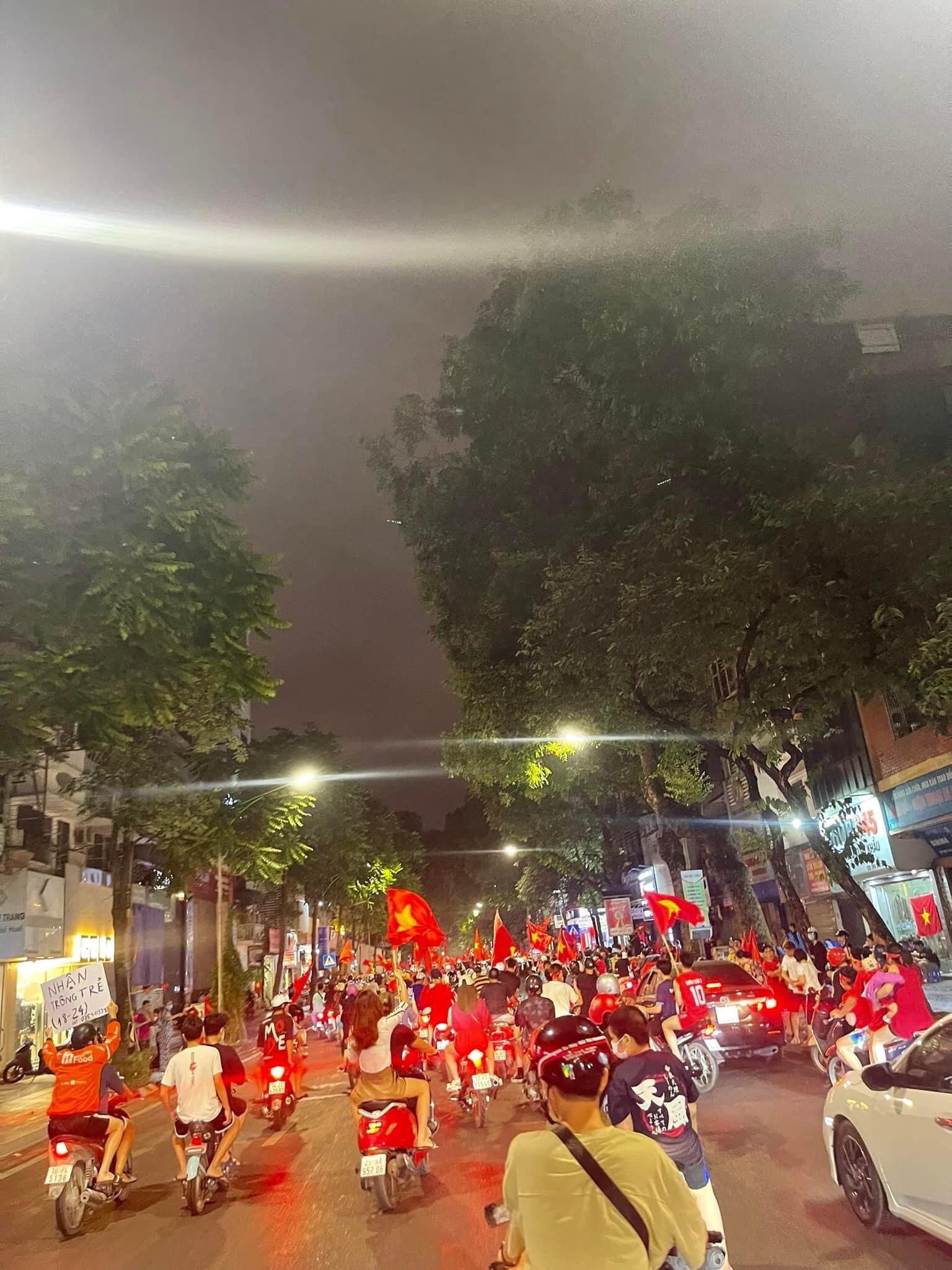 Người dân 3 miền đổ xuống đường ăn mừng chiến thắng kép của Việt Nam tại SEA Games 31 - Ảnh 1