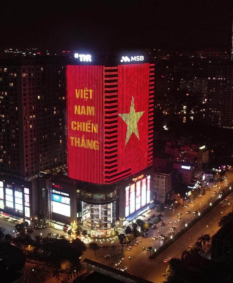 Người dân 3 miền đổ xuống đường ăn mừng chiến thắng kép của Việt Nam tại SEA Games 31 - Ảnh 1