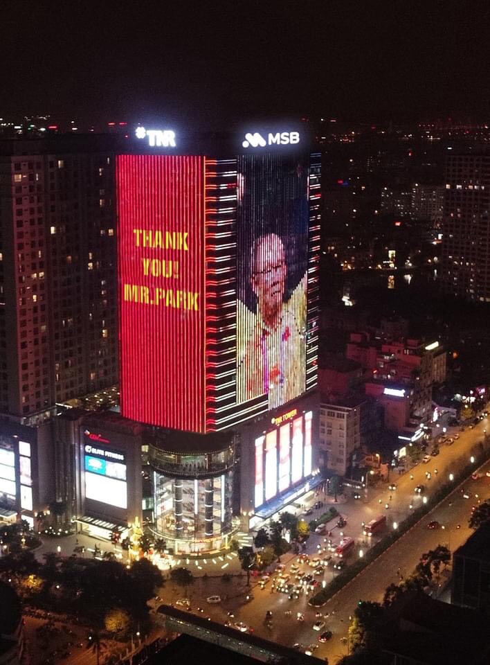 Người dân 3 miền đổ xuống đường ăn mừng chiến thắng kép của Việt Nam tại SEA Games 31 - Ảnh 2