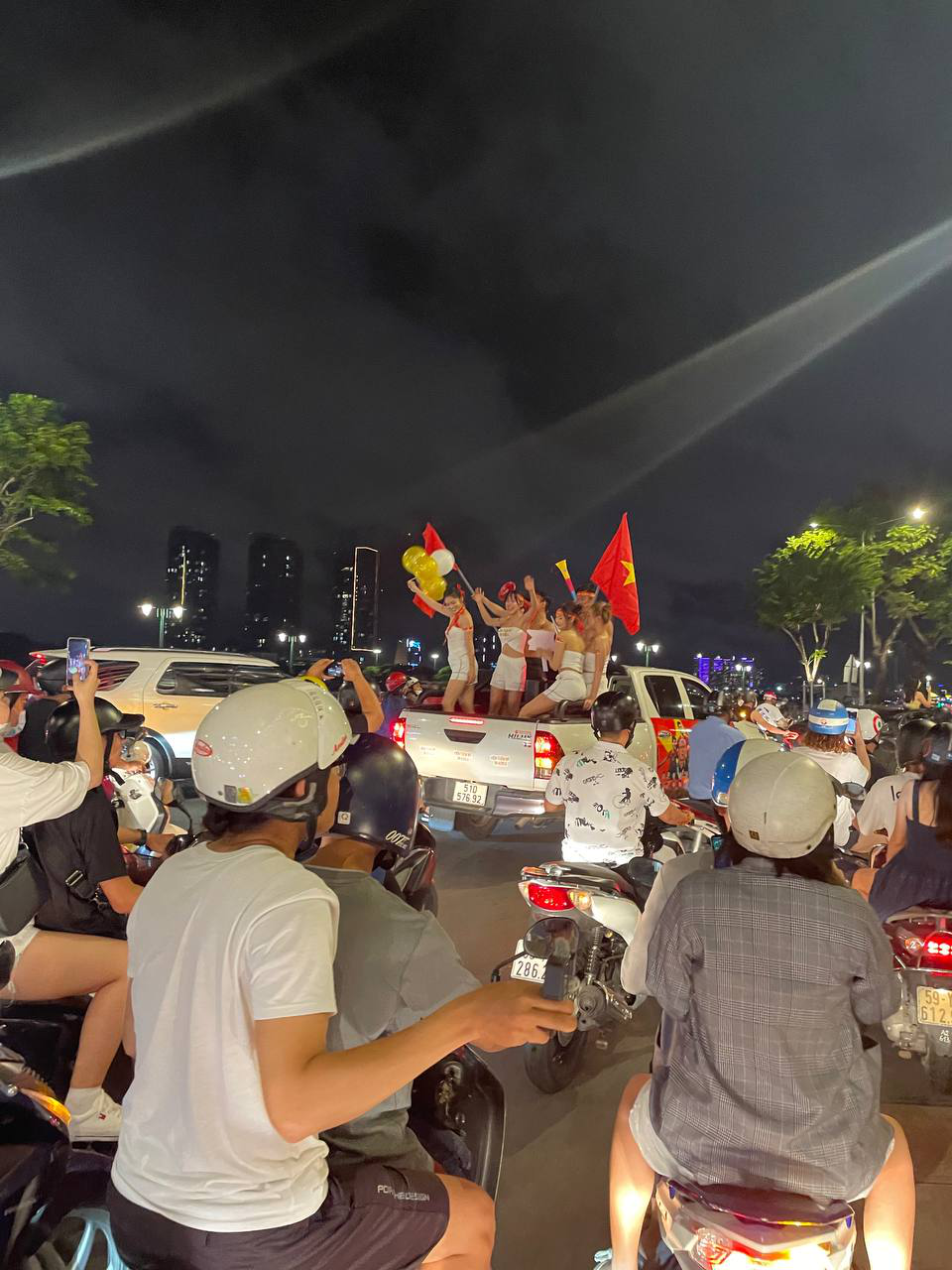 Người dân 3 miền đổ xuống đường ăn mừng chiến thắng kép của Việt Nam tại SEA Games 31 - Ảnh 1