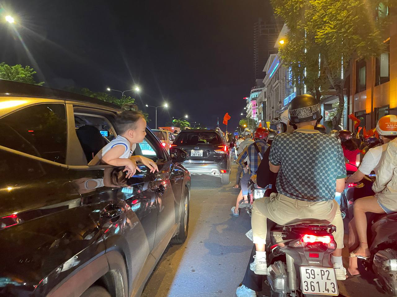 Người dân 3 miền đổ xuống đường ăn mừng chiến thắng kép của Việt Nam tại SEA Games 31 - Ảnh 2