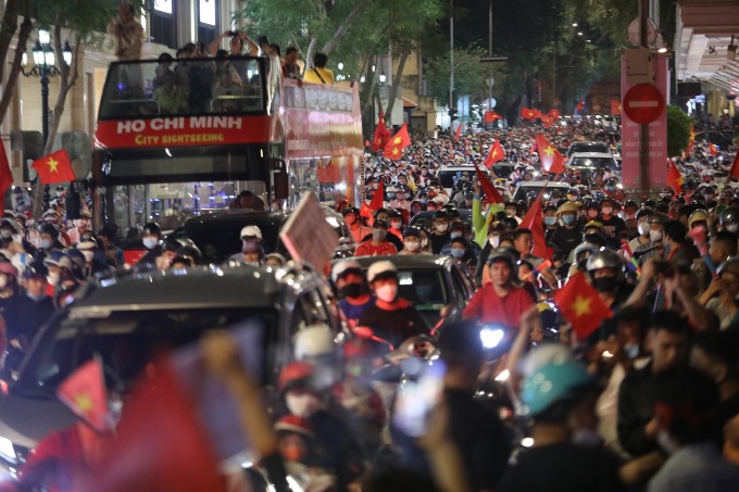 Người dân 3 miền đổ xuống đường ăn mừng chiến thắng kép của Việt Nam tại SEA Games 31 - Ảnh 1