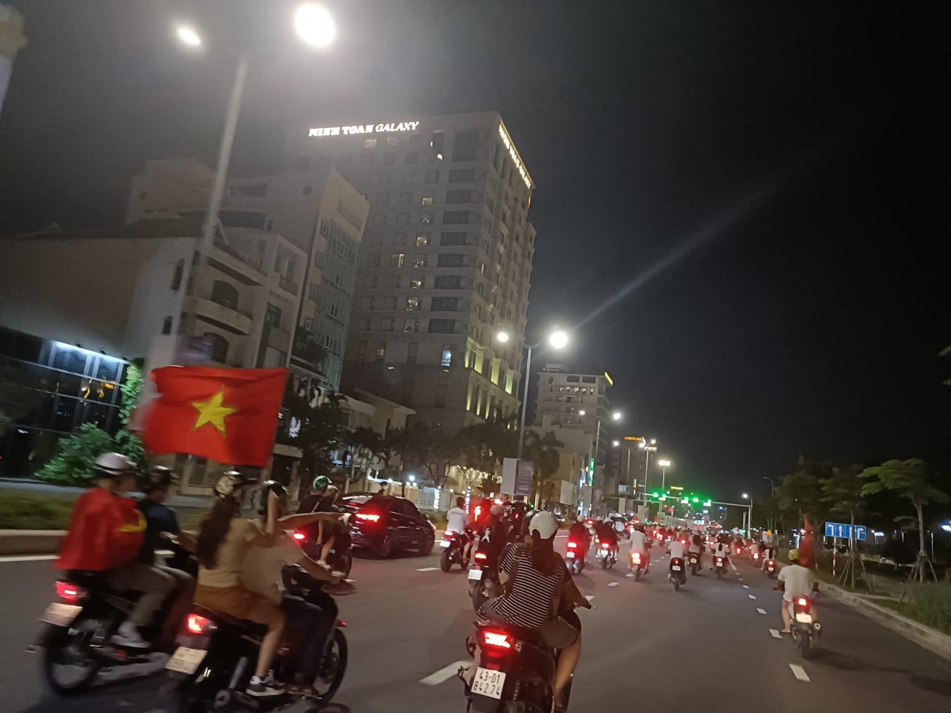 Người dân 3 miền đổ xuống đường ăn mừng chiến thắng kép của Việt Nam tại SEA Games 31 - Ảnh 1