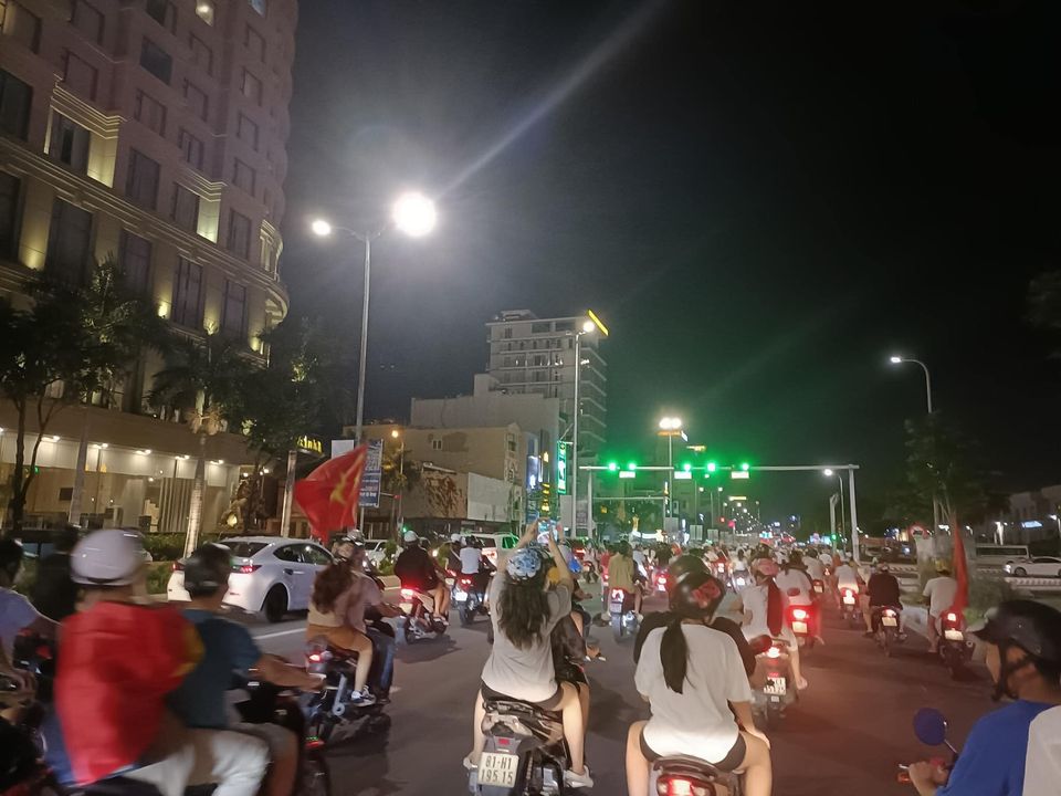 Người dân 3 miền đổ xuống đường ăn mừng chiến thắng kép của Việt Nam tại SEA Games 31 - Ảnh 2