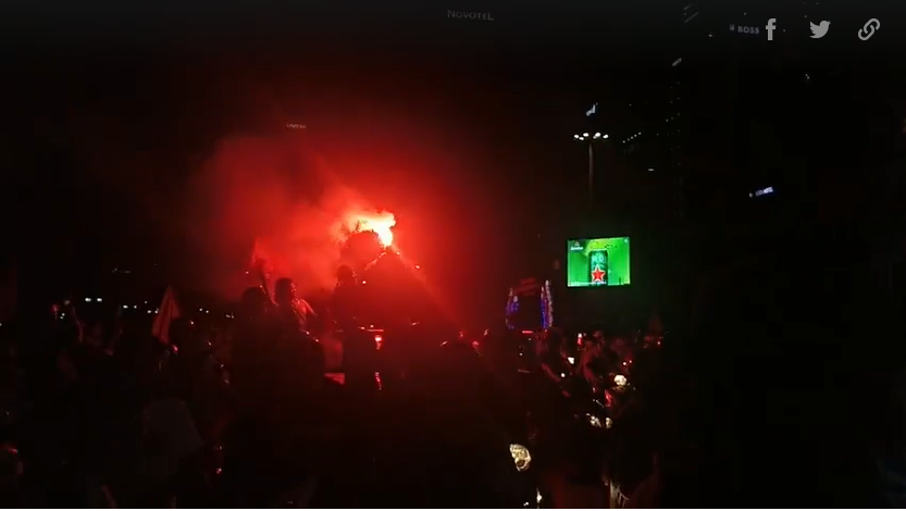 Người dân 3 miền đổ xuống đường ăn mừng chiến thắng kép của Việt Nam tại SEA Games 31 - Ảnh 1