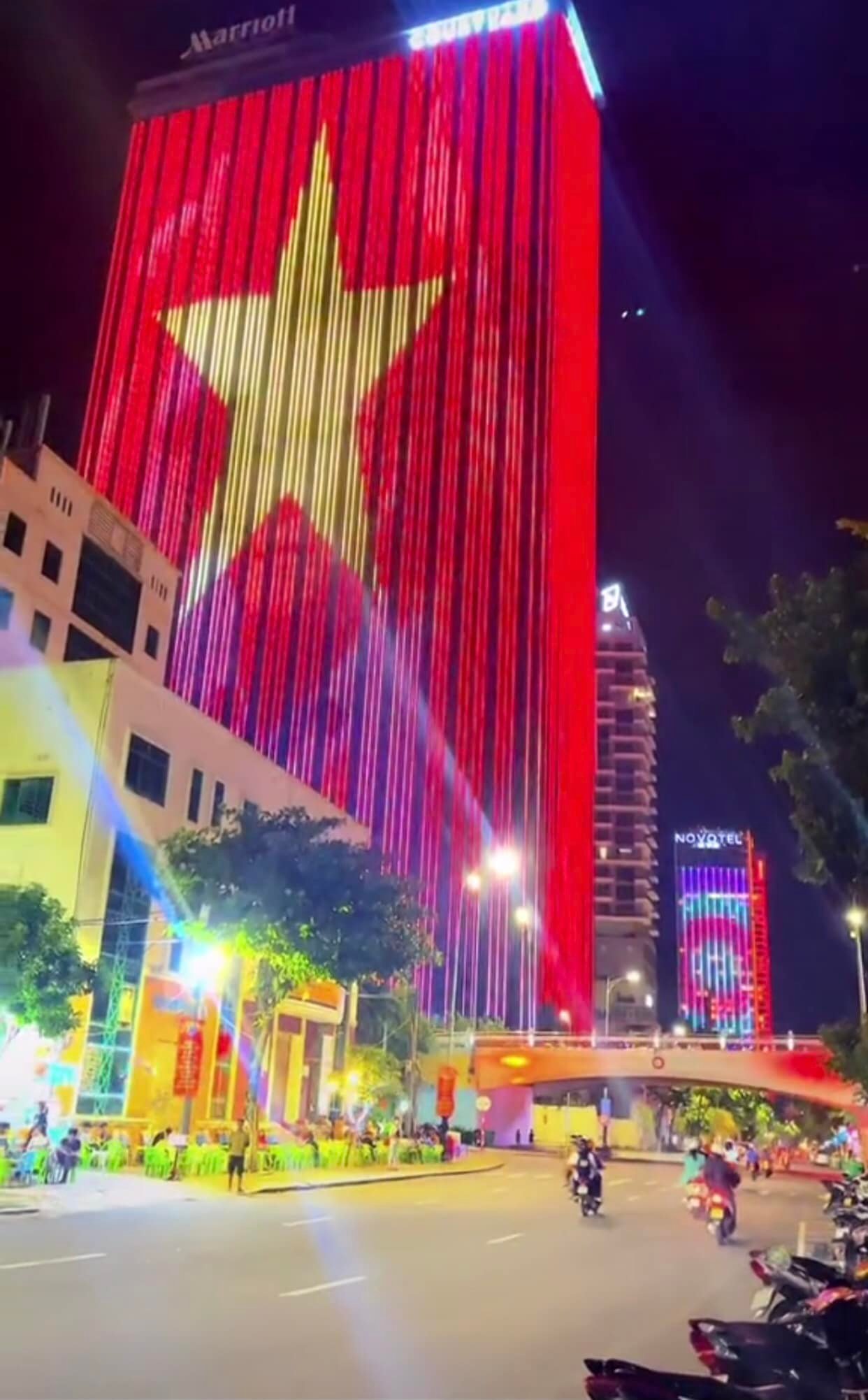 Người dân 3 miền đổ xuống đường ăn mừng chiến thắng kép của Việt Nam tại SEA Games 31 - Ảnh 1