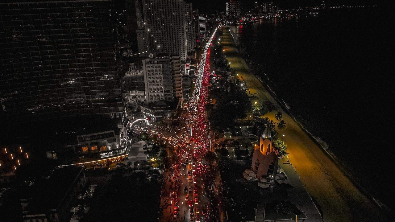 Người dân 3 miền đổ xuống đường ăn mừng chiến thắng kép của Việt Nam tại SEA Games 31 - Ảnh 1