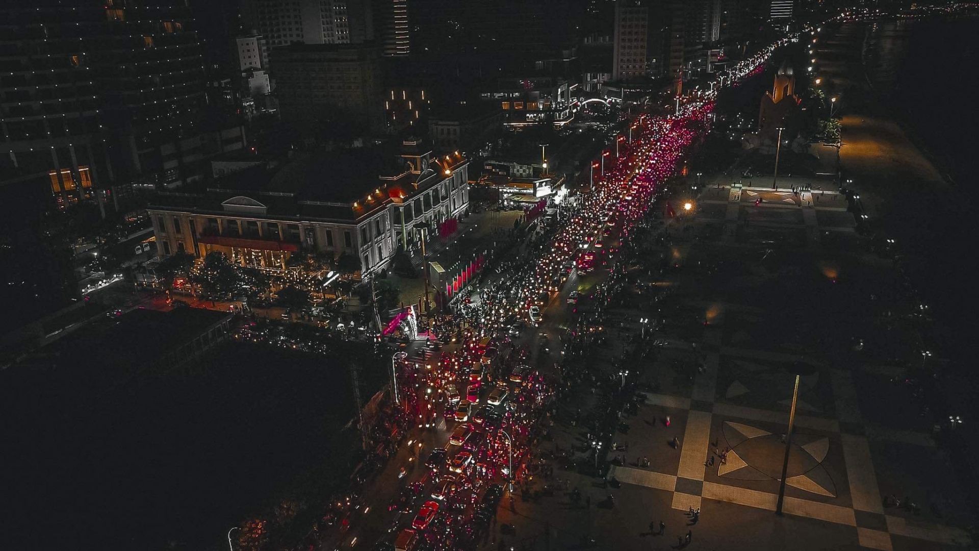 Người dân 3 miền đổ xuống đường ăn mừng chiến thắng kép của Việt Nam tại SEA Games 31 - Ảnh 2