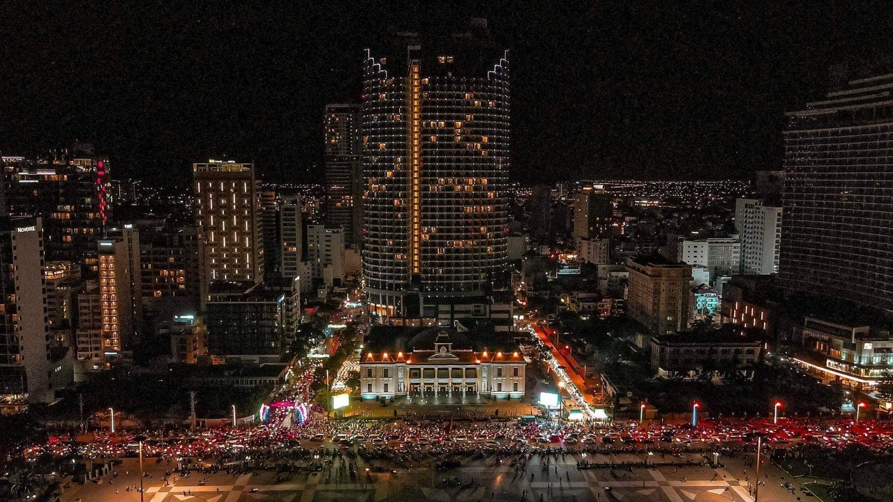 Người dân 3 miền đổ xuống đường ăn mừng chiến thắng kép của Việt Nam tại SEA Games 31 - Ảnh 3