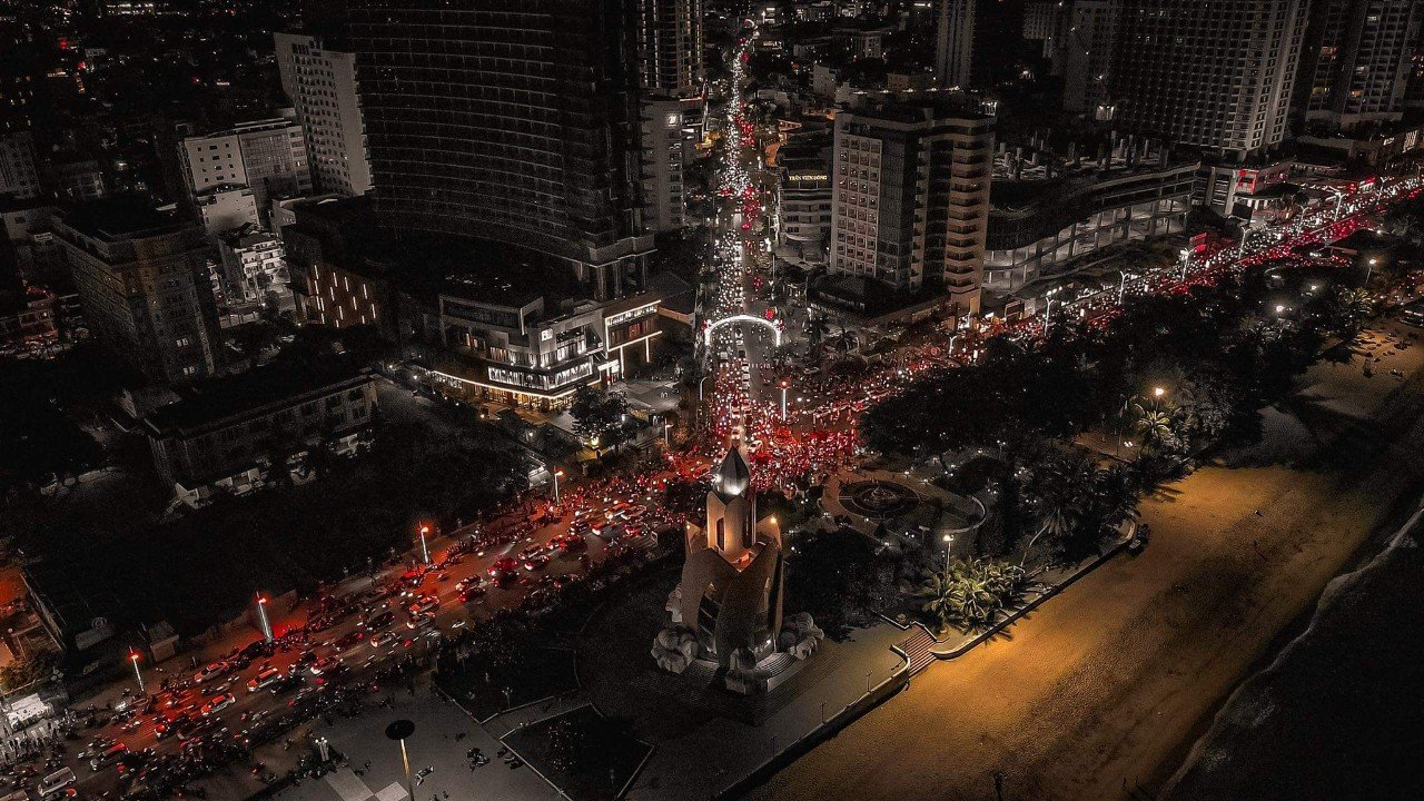 Người dân 3 miền đổ xuống đường ăn mừng chiến thắng kép của Việt Nam tại SEA Games 31 - Ảnh 4