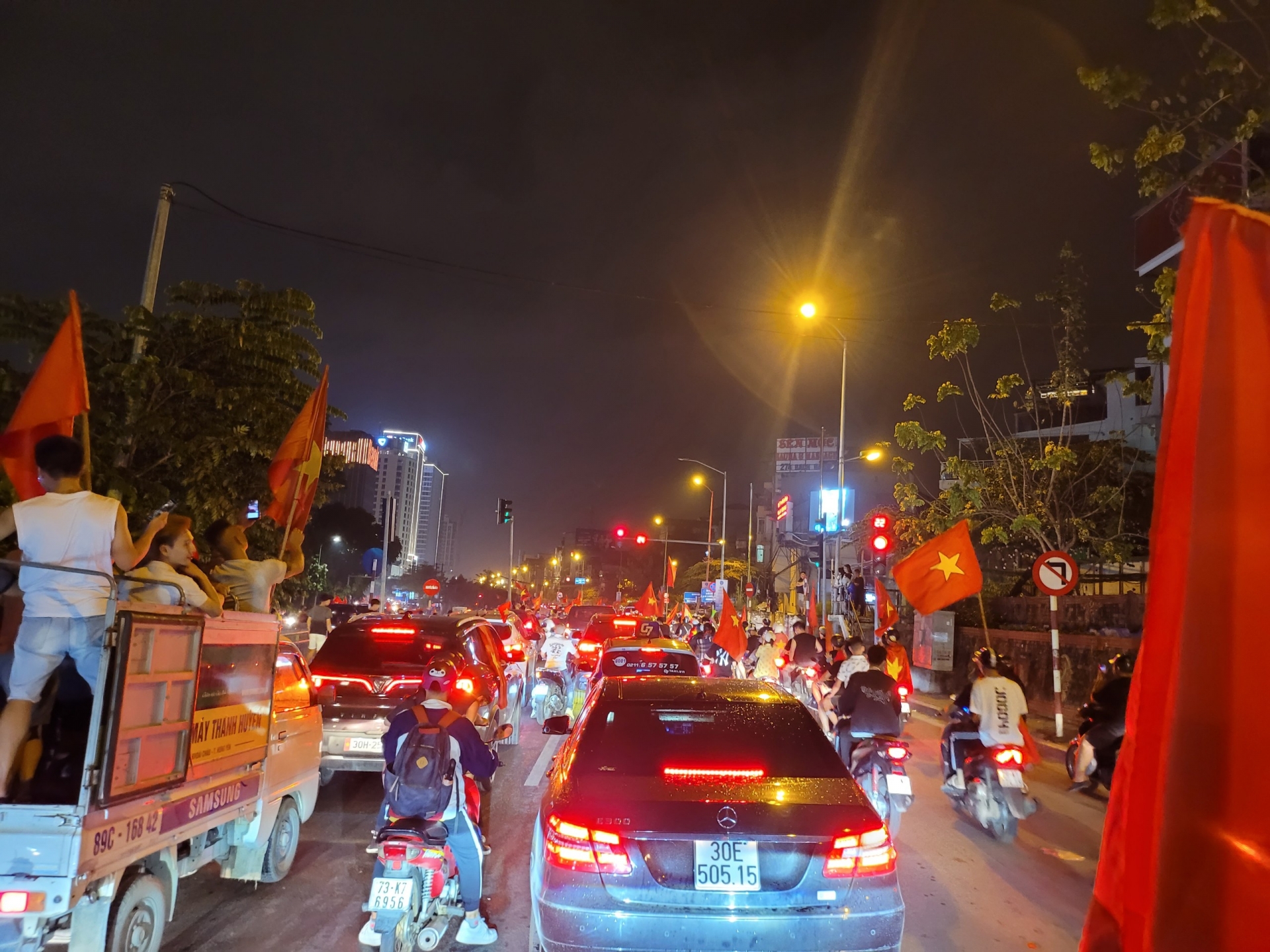 Người dân 3 miền đổ xuống đường ăn mừng chiến thắng kép của Việt Nam tại SEA Games 31 - Ảnh 1