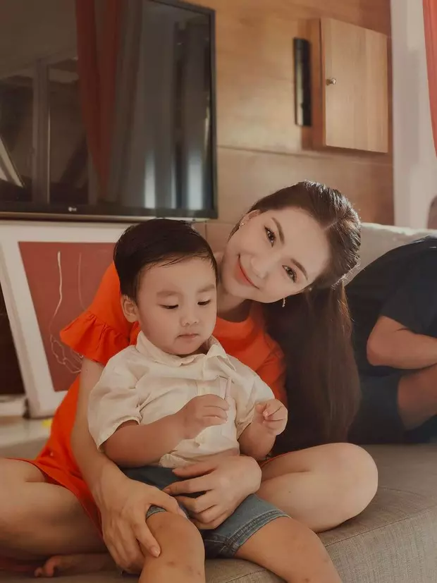 Con trai khóc níu chân, Hòa Minzy gây tranh cãi với lời giải thích: 