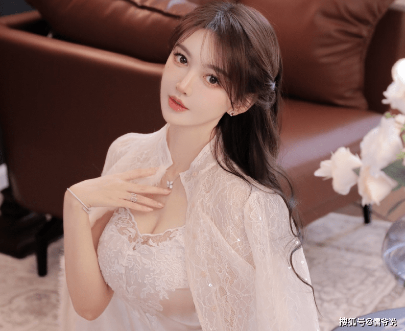Rộ tin Huỳnh Hiểu Minh hẹn hò hot girl mạng hậu ly hôn Angelababy - Ảnh 4
