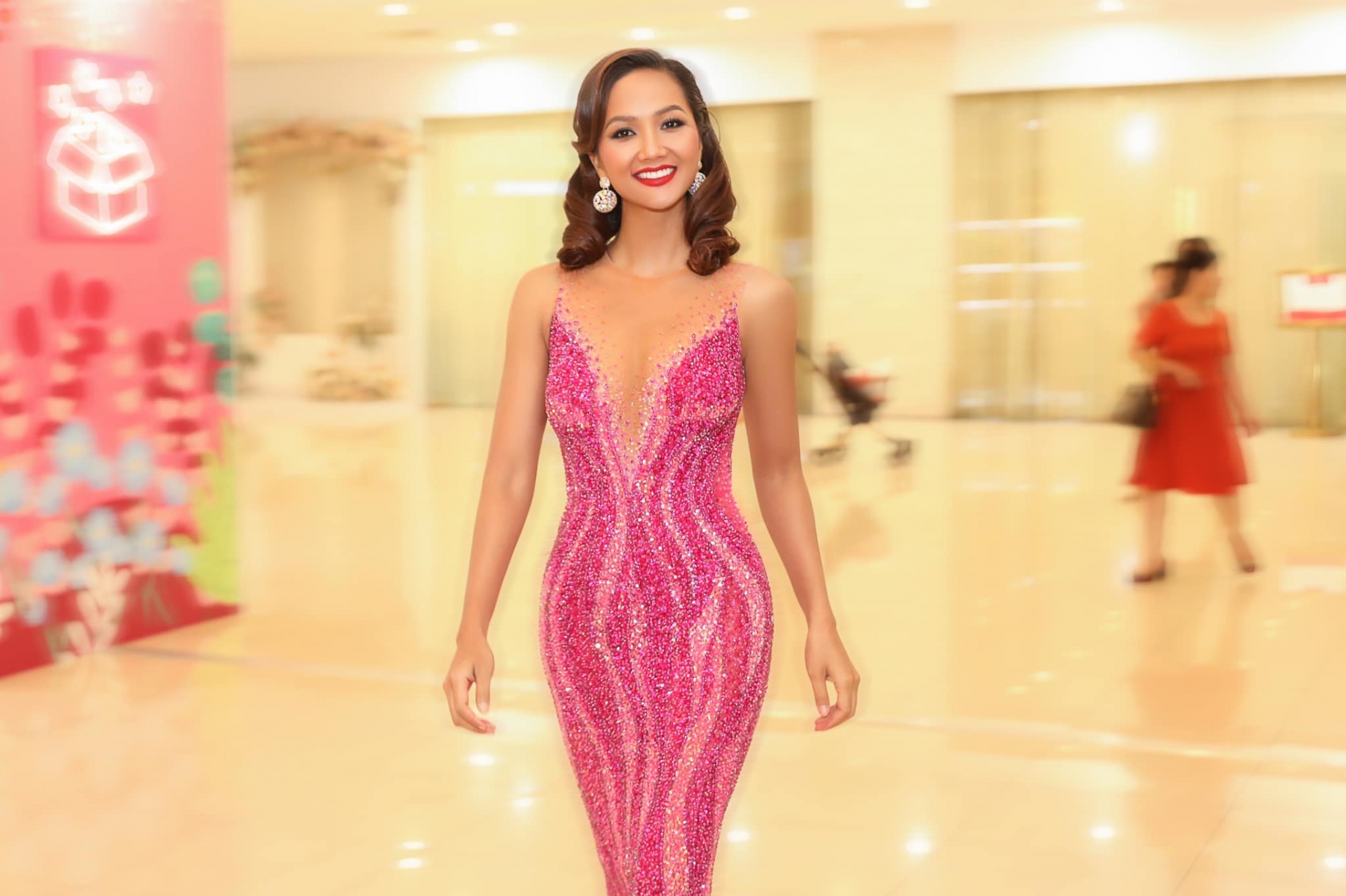 H'Hen Niê là ai? Từ cô gái Ê đê trở thành Hoa hậu đầu tiên đưa Việt Nam vào top 5 Miss Universe - Ảnh 9