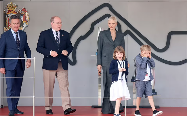 Vương phi Charlene lột xác tựa 