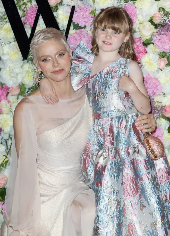 Vương phi Charlene lột xác tựa 