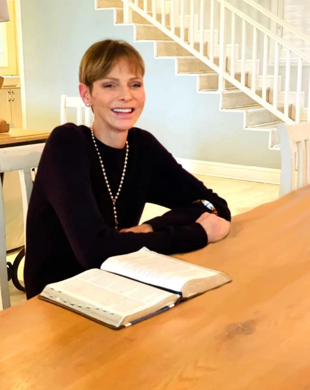 Vương phi Charlene lột xác tựa 