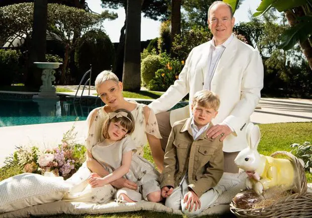 Vương phi Charlene lột xác tựa 