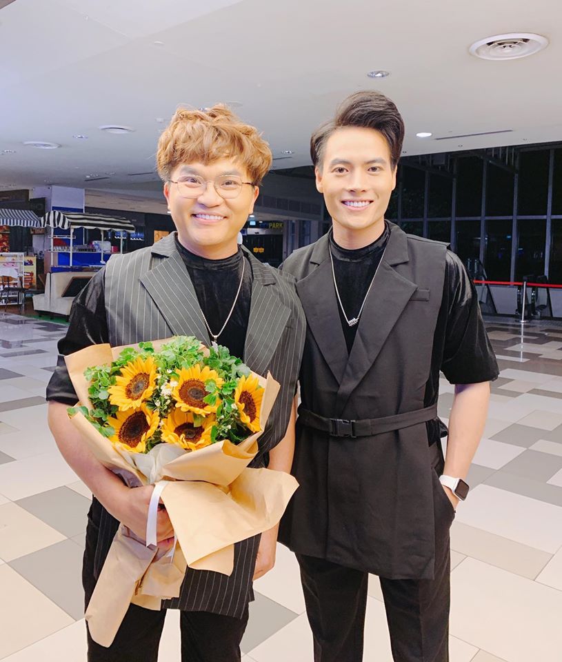 Hành trình thân thiết đến mức bị nghi 