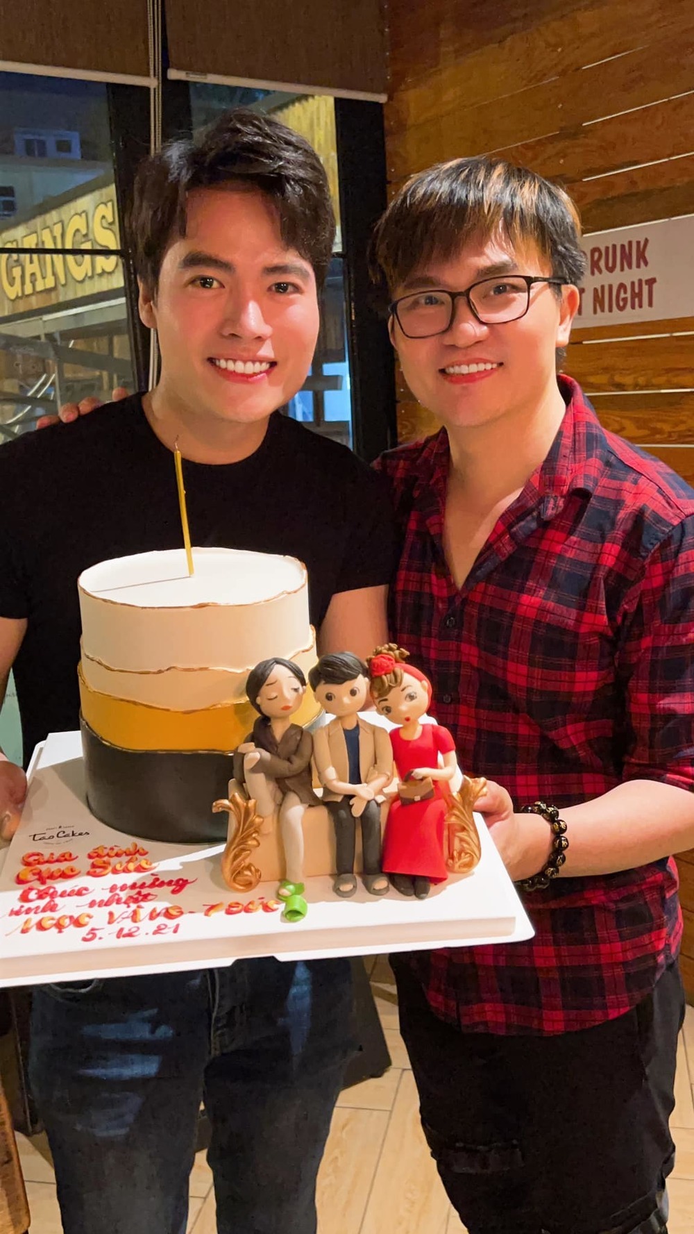 Hành trình thân thiết đến mức bị nghi 