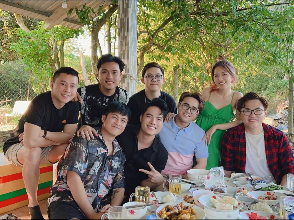 Hành trình thân thiết đến mức bị nghi 