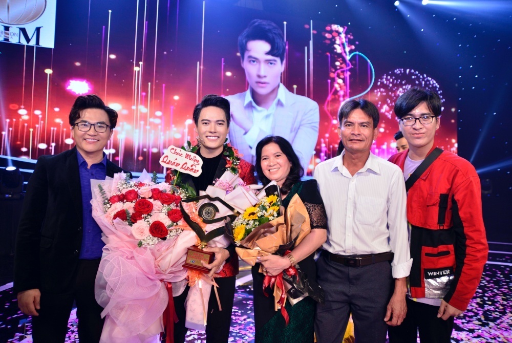 Hành trình thân thiết đến mức bị nghi 