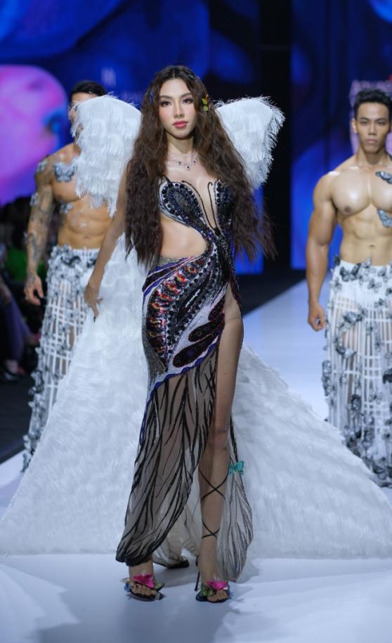 Miss Grand Thuỳ Tiên bị vấp té khi làm vedette tại show thời trang của NTK Hoàng Hải  - Ảnh 1