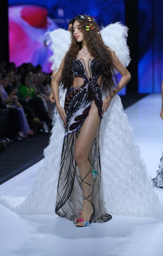 Miss Grand Thuỳ Tiên bị vấp té khi làm vedette tại show thời trang của NTK Hoàng Hải  - Ảnh 2