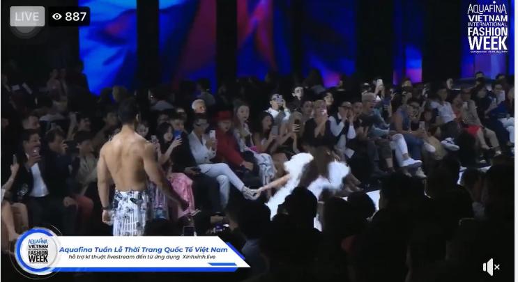 Miss Grand Thuỳ Tiên bị vấp té khi làm vedette tại show thời trang của NTK Hoàng Hải  - Ảnh 1