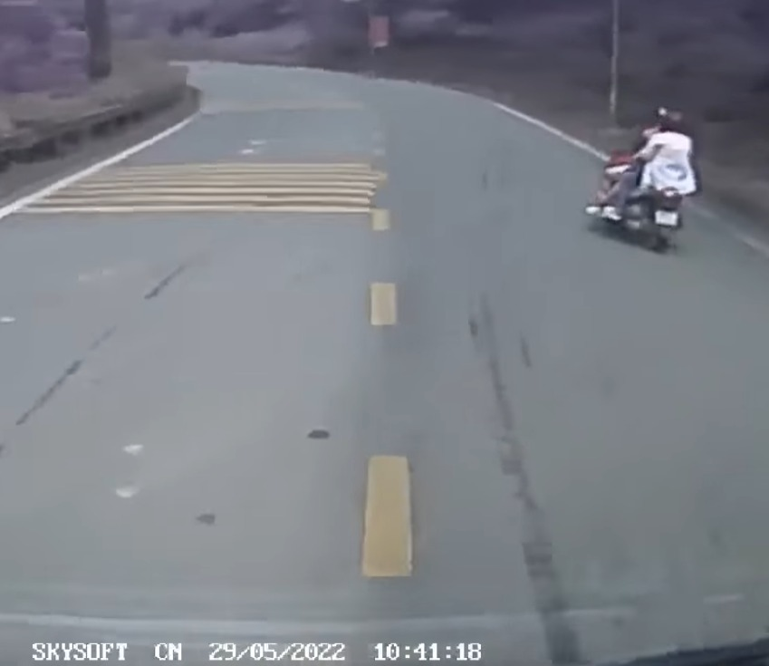 Cứu gia đình lao nhanh xuống đèo Tam Đảo vì xe mất phanh, người đàn ông được ví 