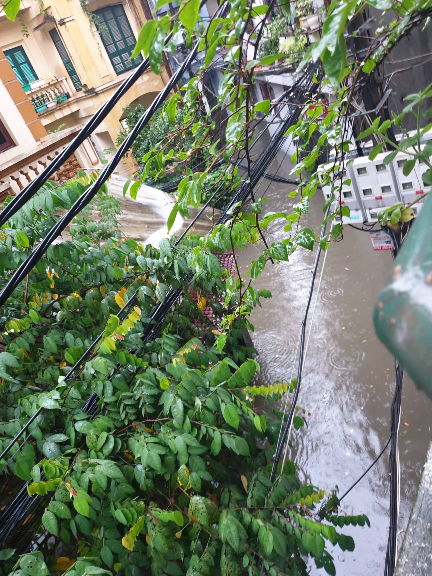 Hà Nội mưa to, ngập lụt khắp nẻo đường vào chiều 29/5 - Ảnh 1