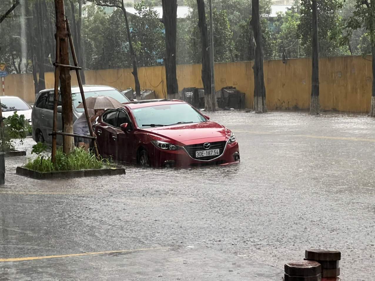 Hà Nội mưa to, ngập lụt khắp nẻo đường vào chiều 29/5 - Ảnh 4