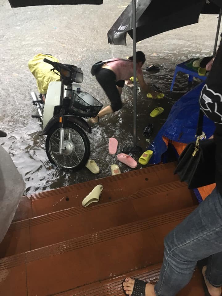 Hà Nội mưa to, ngập lụt khắp nẻo đường vào chiều 29/5 - Ảnh 3