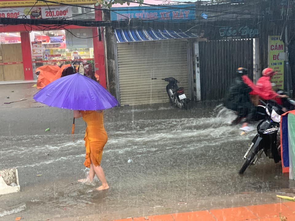 Hà Nội mưa to, ngập lụt khắp nẻo đường vào chiều 29/5 - Ảnh 5